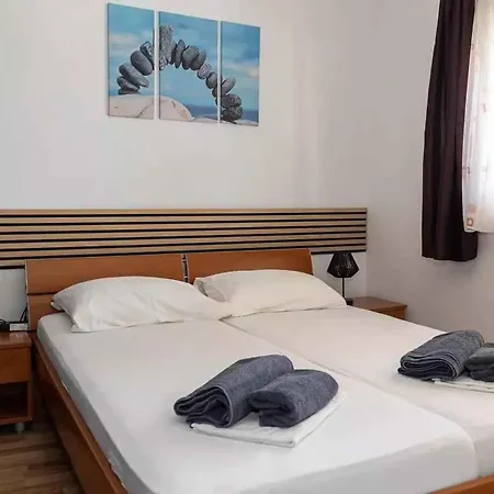 One-bedroom 18 アパート ツリクヴェニツァ