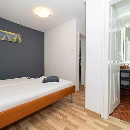 One-bedroom 18 *