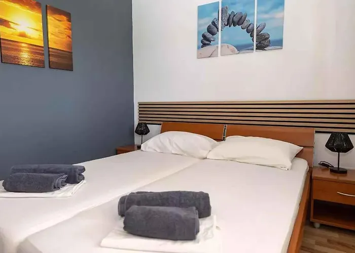 One-bedroom 18 *