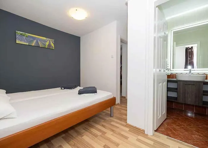 One-bedroom 18 *